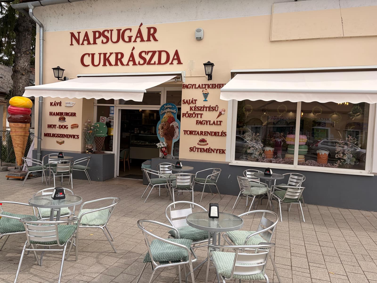 A Napsugár Cukrászda bejárata és terasza a Budai utcában